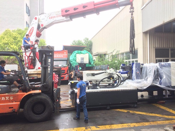 320T海天注膠機(jī)卸載案例