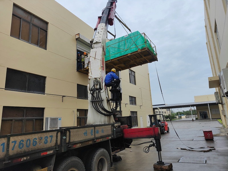 大型設(shè)備吊裝搬運(yùn)